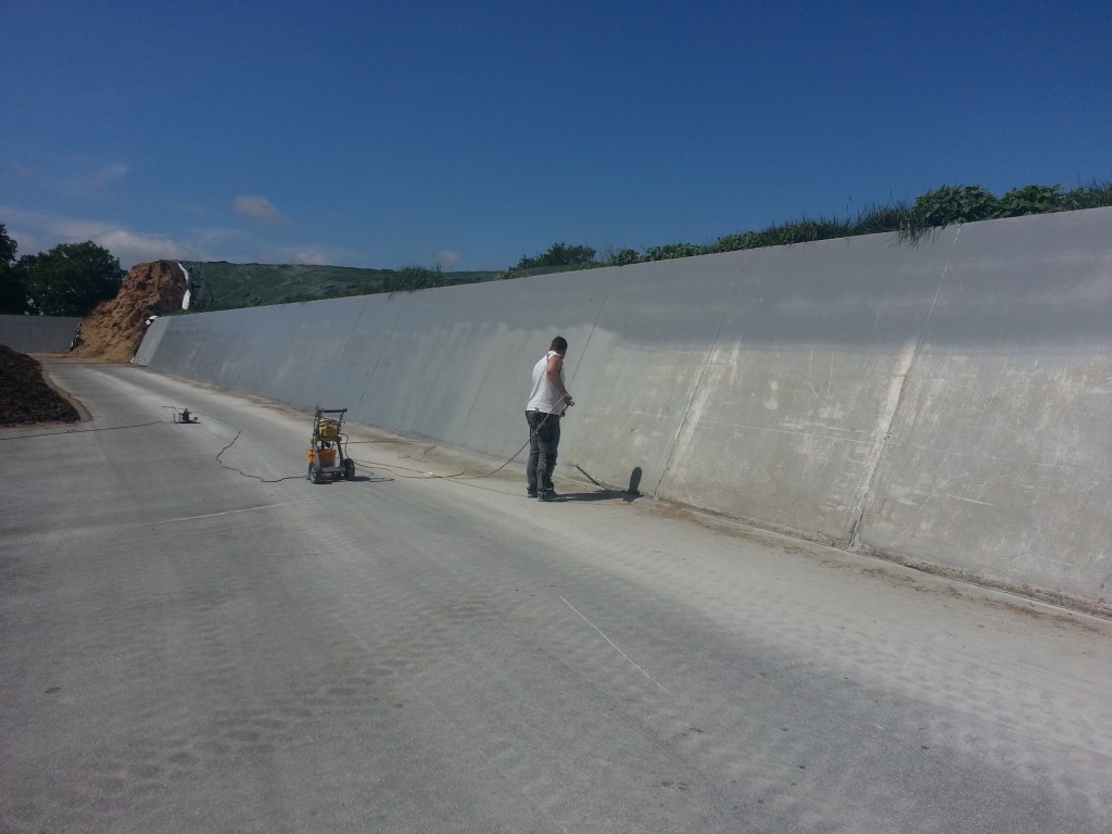 Hier sanieren wir ein älteres Fahrsilo , zuerst wird Betonsanierung mit Betonmörtel ausgespachtelt und danch dementsprechend mit Beschichtung für Silowände beschichtet. 